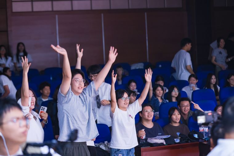 观众积极参与团辅游戏.jpg